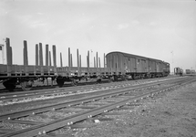 151527 Afbeelding van de diesel-electrische rangeerlocomotief nr. 536 (serie 500) van de N.S. met een rangeerdeel op ...